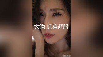 网上约了一个身材苗条的黑丝美女到酒店开房 帮她拍照后就开始啪啪啪了